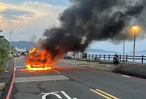 快訊/陷火海驚悚畫面曝！基隆外木山湖海路「清晨火燒車」！休旅車全面燃燒