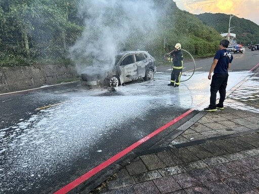 快訊/陷火海驚悚畫面曝！基隆外木山湖海路「清晨火燒車」！休旅車全面燃燒