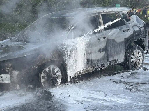 快訊/陷火海驚悚畫面曝！基隆外木山湖海路「清晨火燒車」！休旅車全面燃燒