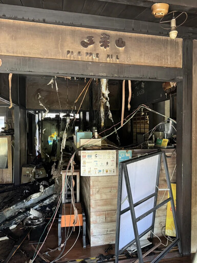 快訊/嘉義「檜意森活村」鳳梨酥名店凌晨失火！整間木屋險燒光