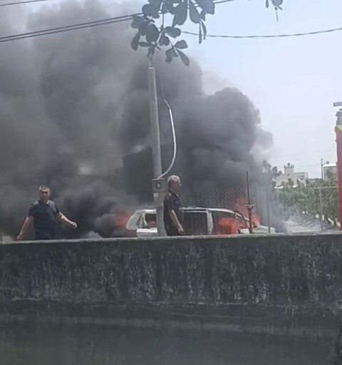 快訊/直擊！彰化秀水轎車誤闖稻草堆 卡住空轉「瞬間火燒」