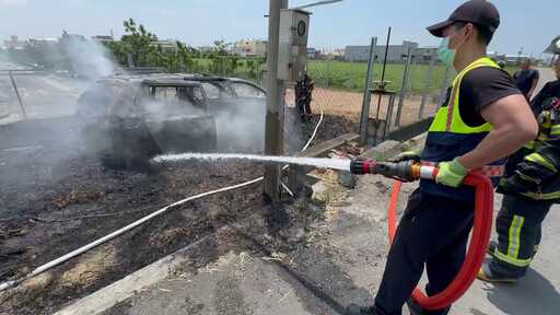 快訊/直擊！彰化秀水轎車誤闖稻草堆 卡住空轉「瞬間火燒」