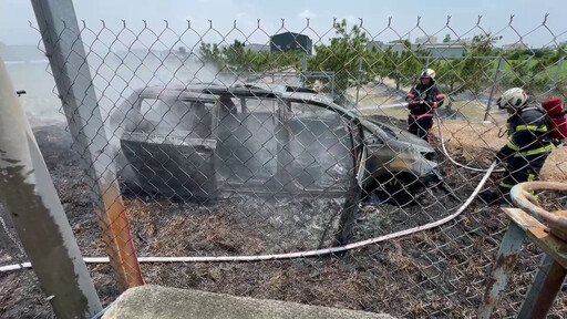 快訊/直擊！彰化秀水轎車誤闖稻草堆 卡住空轉「瞬間火燒」