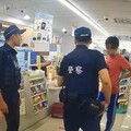 男子沒錢結帳拿酒瓶K女店員 員警用一個便當讓他自曝通緝身分