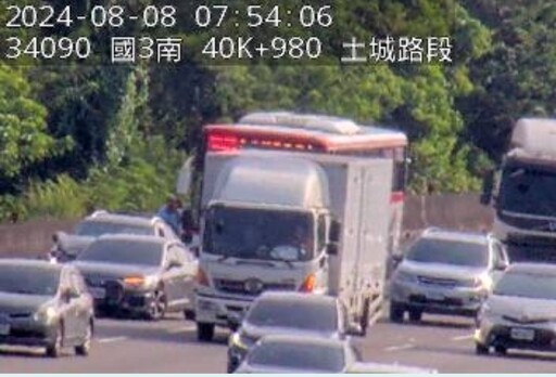 快訊/國道3號南下40K土城段「公車、2轎車追撞」 上班請注意