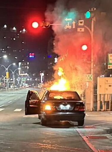 快訊/淡水暗夜火燒車！女子賓士開到一半突然「顧路」 下來看車頭秒起火嚇歪