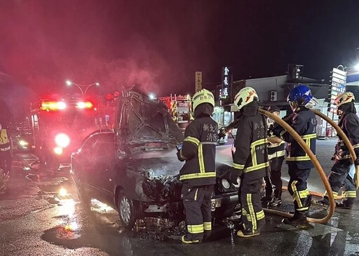 快訊/淡水暗夜火燒車！女子賓士開到一半突然「顧路」 下來看車頭秒起火嚇歪