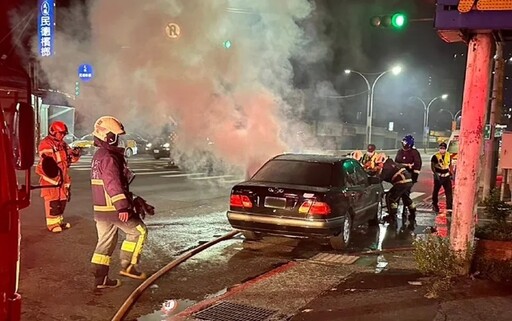 快訊/淡水暗夜火燒車！女子賓士開到一半突然「顧路」 下來看車頭秒起火嚇歪