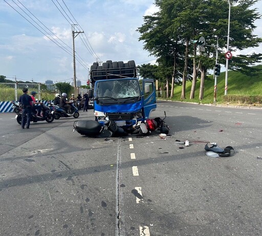 影/新莊嚴重車禍！堤外道路小貨車疑闖燈 輾毀2機車2女骨折、破相慘送醫