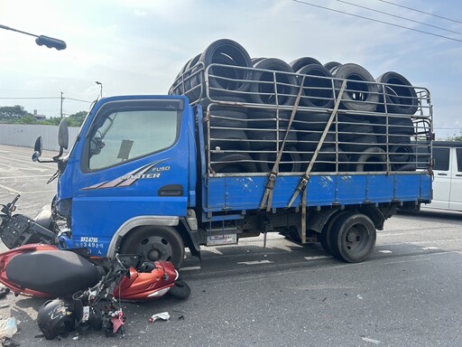 影/新莊嚴重車禍！堤外道路小貨車疑闖燈 輾毀2機車2女骨折、破相慘送醫