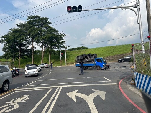 影/新莊嚴重車禍！堤外道路小貨車疑闖燈 輾毀2機車2女骨折、破相慘送醫