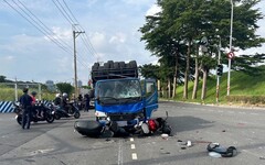 影/新莊嚴重車禍！堤外道路小貨車疑闖燈 輾毀2機車2女骨折、破相慘送醫