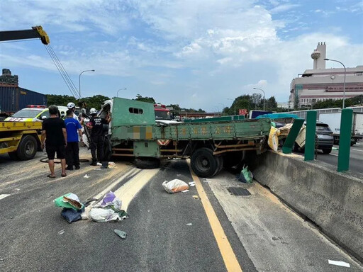 聯結車疑誤踩油門！國1鼎金段5車撞一團 散落物噴到對向道