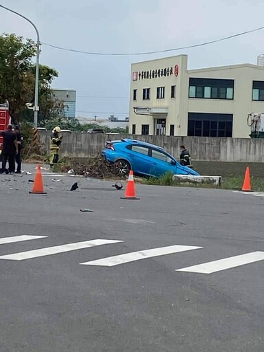 快訊/雲林土庫四輪兩輪撞一起！女騎士送醫不治、休旅車衝田裡