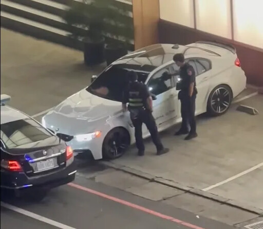 影/中壢BMW男停車「吸氣球」拒檢欲逃！警破窗抓包副駕放笑氣鋼瓶