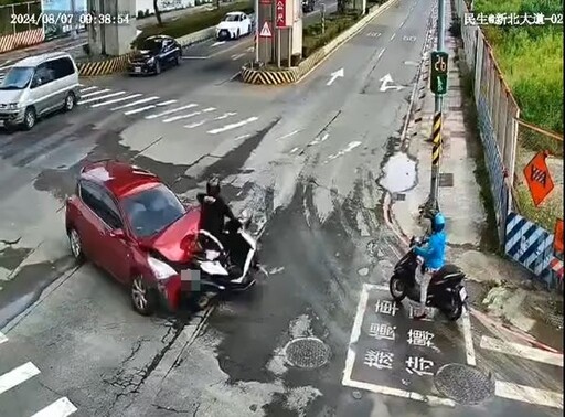 影/汽車違規左轉釀禍！騎士遭撞「噴5圈」重摔地 頭骨碎裂送醫不治