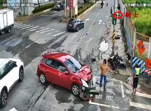 影/汽車違規左轉釀禍！騎士遭撞「噴5圈」重摔地 頭骨碎裂送醫不治