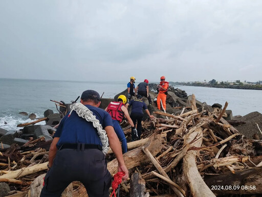 高雄林園消波塊驚見「男乾屍」一碰就碎 疑貨輪失蹤船員