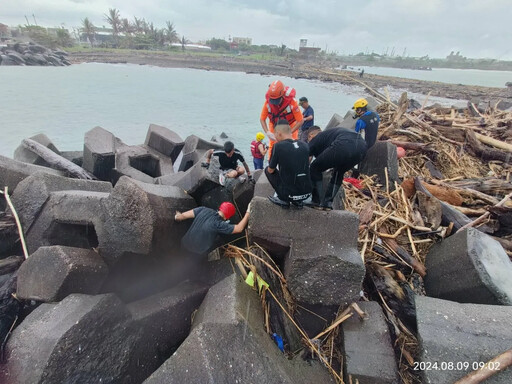 高雄林園消波塊驚見「男乾屍」一碰就碎 疑貨輪失蹤船員