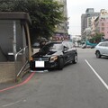 影/小強掉身上嚇瘋！賓士失控自撞「車頭毀損」 網驚：是超夯夜店創辦人