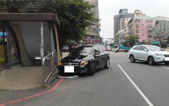 影/小強掉身上嚇瘋！賓士失控自撞「車頭毀損」 網驚：是超夯夜店創辦人