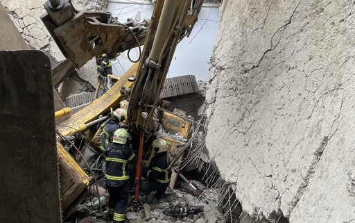 快訊/北市國小樓層塌陷2怪手4樓墜落 駕駛受困無生命跡象待重機具救援