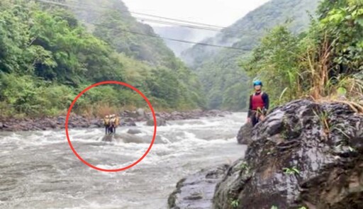 快訊/救援畫面曝！新北暴雨烏來福山溪水暴漲 溪水3少年受困沙洲平安獲救