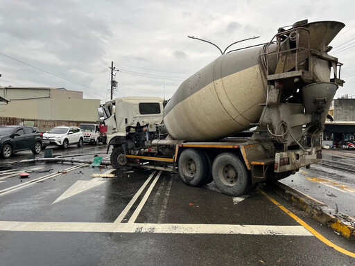 快訊/高雄悚車禍！水泥車撞燈桿攔腰斷 駕駛命大輕傷