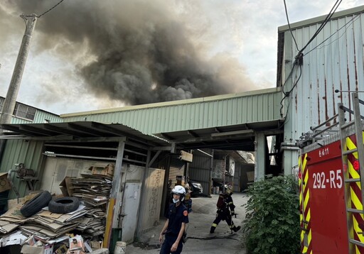 快訊/新北蘆洲工廠火警濃煙狂竄 2人受困救出緊急送醫