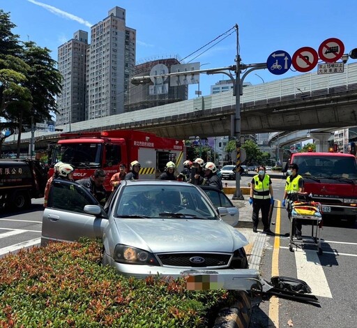 快訊/撞到輪子都不見！板橋大叔開車「吞」掉分隔島 驚悚畫面曝