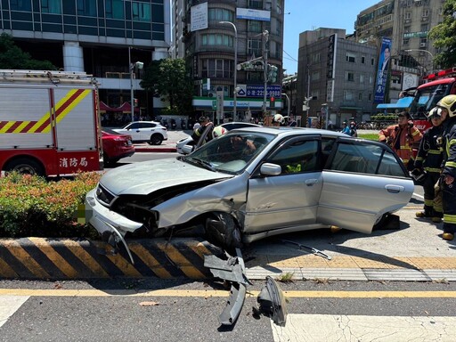 快訊/撞到輪子都不見！板橋大叔開車「吞」掉分隔島 驚悚畫面曝