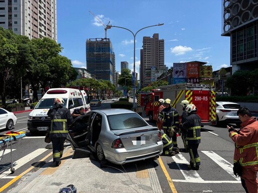 快訊/撞到輪子都不見！板橋大叔開車「吞」掉分隔島 驚悚畫面曝