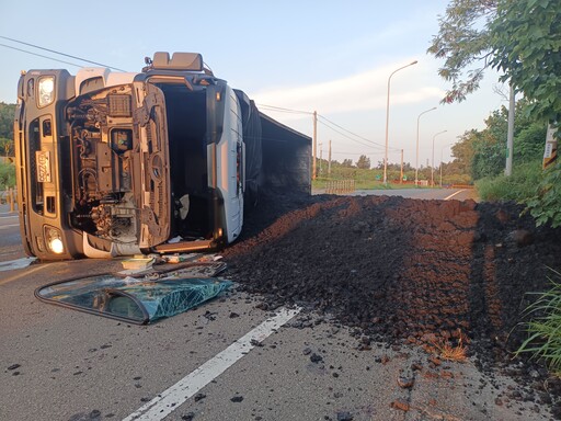 快訊/西濱苗栗後龍段「砂石車翻覆」！爆胎失控出事 汙泥阻路上班請改道