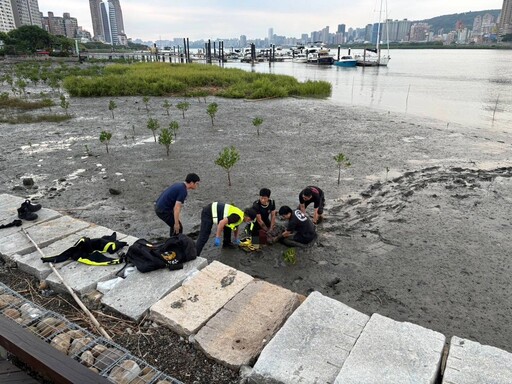 夫兒都走了剩我一個！新北婦悲步入淡水河 沙洲爛泥救了她