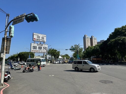 快訊/砂石車防塵蓋惹禍！永和摩鐵旁號誌桿被扯倒 人車險遭壓