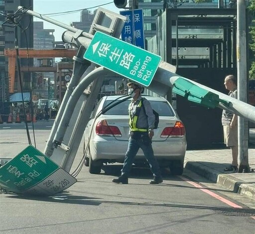 快訊/砂石車防塵蓋惹禍！永和摩鐵旁號誌桿被扯倒 人車險遭壓