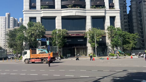 快訊/砂石車防塵蓋惹禍！永和摩鐵旁號誌桿被扯倒 人車險遭壓