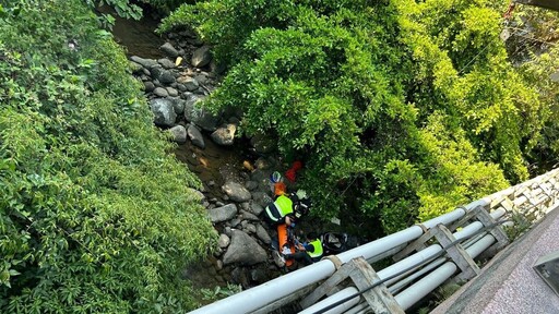 快訊/三芝15歲少年雙載「自摔噴飛」墜5米深谷 2人擦傷骨折