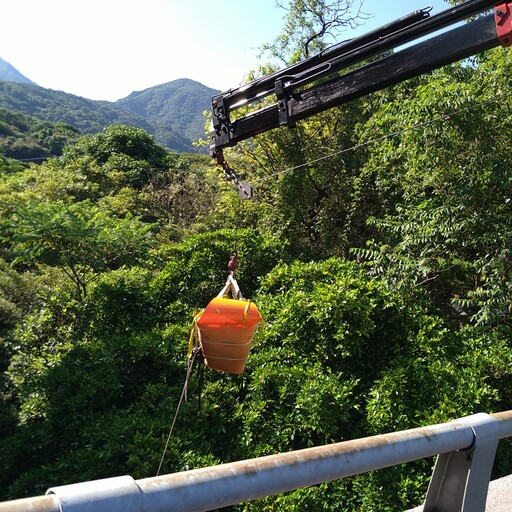 快訊/三芝15歲少年雙載「自摔噴飛」墜5米深谷 2人擦傷骨折