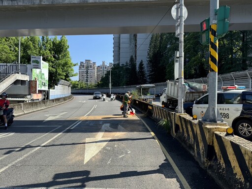 新北貨車「雞蛋撒落一地」蛋液流到對向 騎士滑倒送醫