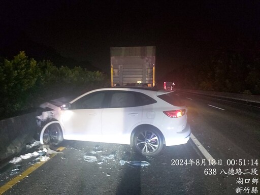 快訊/國道暗夜嚴重車禍！國1南向湖口段3車追撞「1車全毀」 駕駛慘受困