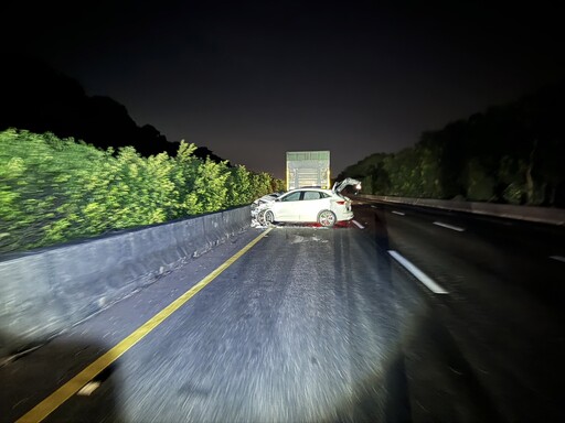 快訊/國道暗夜嚴重車禍！國1南向湖口段3車追撞「1車全毀」 駕駛慘受困