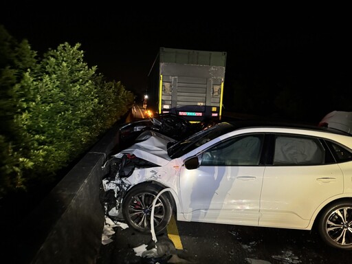 快訊/國道暗夜嚴重車禍！國1南向湖口段3車追撞「1車全毀」 駕駛慘受困