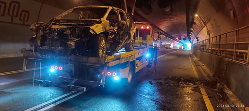 影/直擊！北市信義快隧道內「休旅車燒起來」 男臉、手燒傷逃出