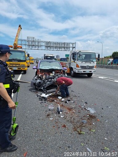 國1仁德段嚴重車禍「4車追撞」 車頭不見了引擎整顆掉出