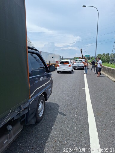 國1仁德段嚴重車禍「4車追撞」 車頭不見了引擎整顆掉出