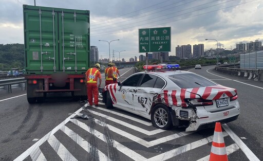 快訊/下班注意！國1南下汐止路段車禍 聯結車擦撞國道警紅斑馬