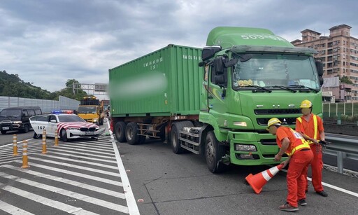 快訊/下班注意！國1南下汐止路段車禍 聯結車擦撞國道警紅斑馬