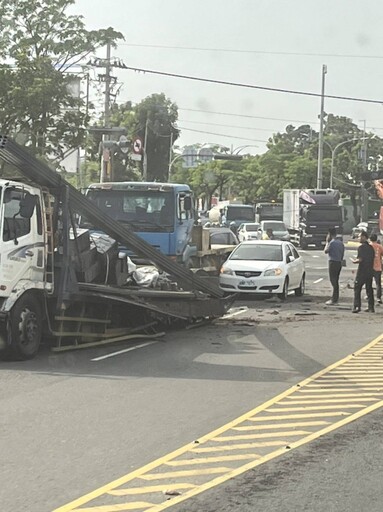 影/詭異巧合？大寮吊車撞號誌桿4車追撞1傷「已是6天第4件」