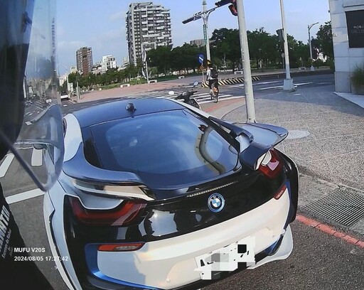 影/台中街頭「移動豪宅」竟掛假「門牌」！阿sir一查BMWi8車牌「奈ㄟ係保時捷」